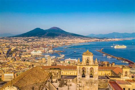 The city of Naples and Mount Vesuvius | Insight Guides Blog