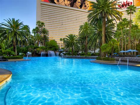 Best Family Pools in Las Vegas for Kids | Family Vacation Hub