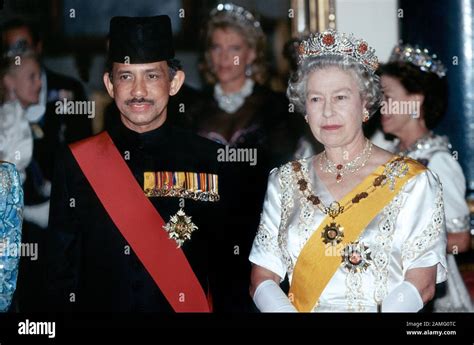 Hassanal Bolkiah, Sultan of Brunei and HM Queen Elizabeth II attend a banquet at Buckingham ...