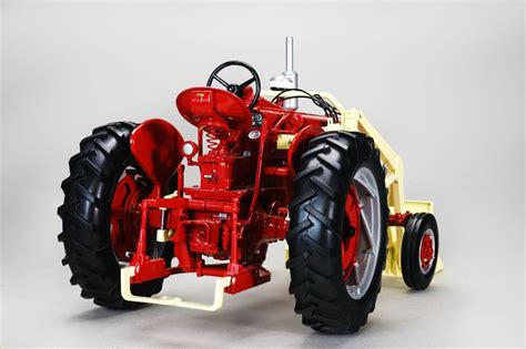 1/16 Farmall 450 Tractor With Wide Front & Loader, 2021 Summer Farm Toy Show - Daltons Farm Toys