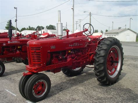 Farmall 300 | Farmall, Old tractors, Farmall tractors