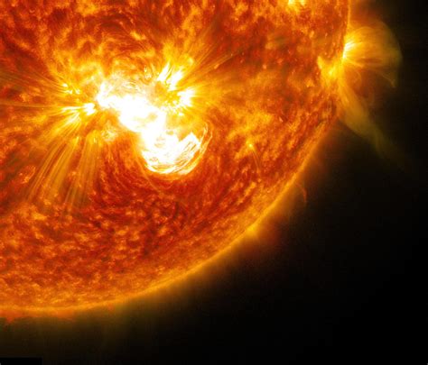 Huge Solar Flare Erupts from Biggest Sunspot in 24 Years (Photos) | Space