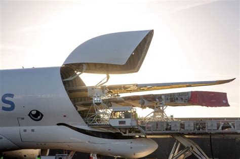 The Battle Of The Beasts: The Boeing Dreamlifter vs Airbus Beluga XL - Simple Flying in 2021 ...