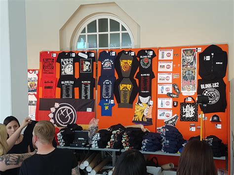 Europe Tour 2017 - Merch Stand : r/Blink182