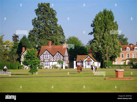 Village green england women hi-res stock photography and images - Alamy