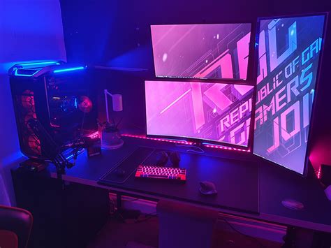 Finally got my triple monitor setup done! : r/battlestations