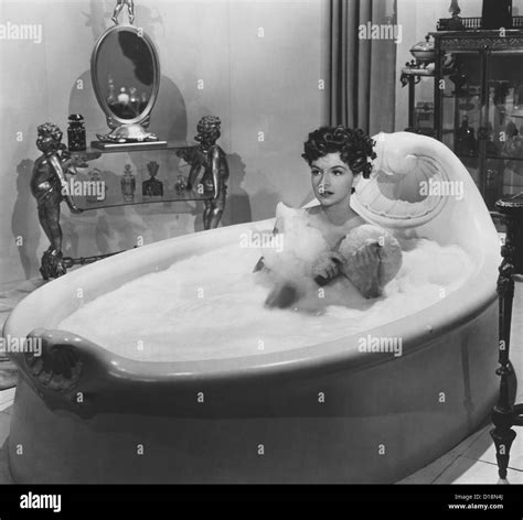 Bubble bath woman vintage hi-res stock photography and images - Alamy