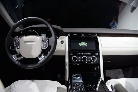 2017 Land Rover Discovery interior dashboard