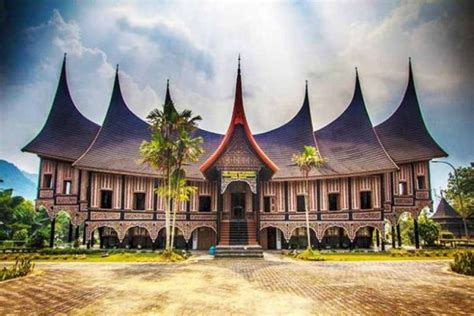 Rumah Adat MINANGKABAU & Ciri Khasnya + Gambar [LENGKAP]