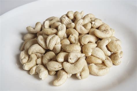 Cashew Kernels LBW320 – Vietgro