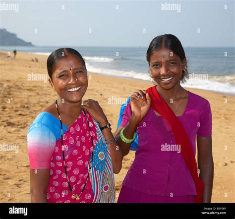 Local Indian Girls selling jewelry on Calangute Beach, Goa, India Stock Photo: 20881303 - Alamy