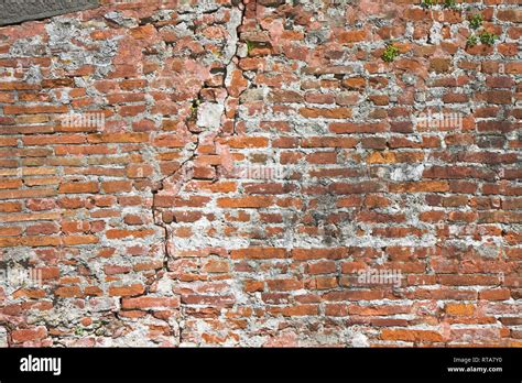 Old cracked and damaged brick wall Stock Photo - Alamy