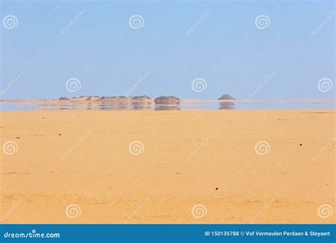 Looking at a Mirage in the Desert Stock Photo - Image of haze, landscape: 150135788