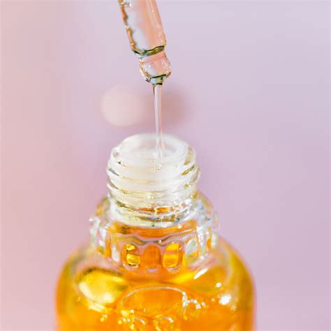 The Benefits of Vitamin C Serum, According to Top Derms | Who What Wear