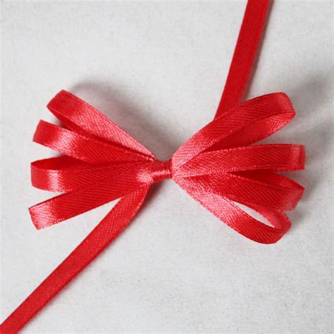 Gift Wrapping : How to Make a Fancy Bow using a Comb | Loulou