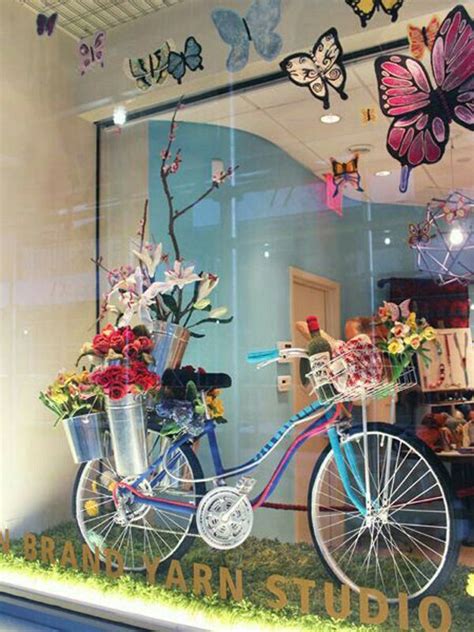 25 Cool And Creative Store's Window Display Ideas | HomeMydesign | Spring window display, Summer ...