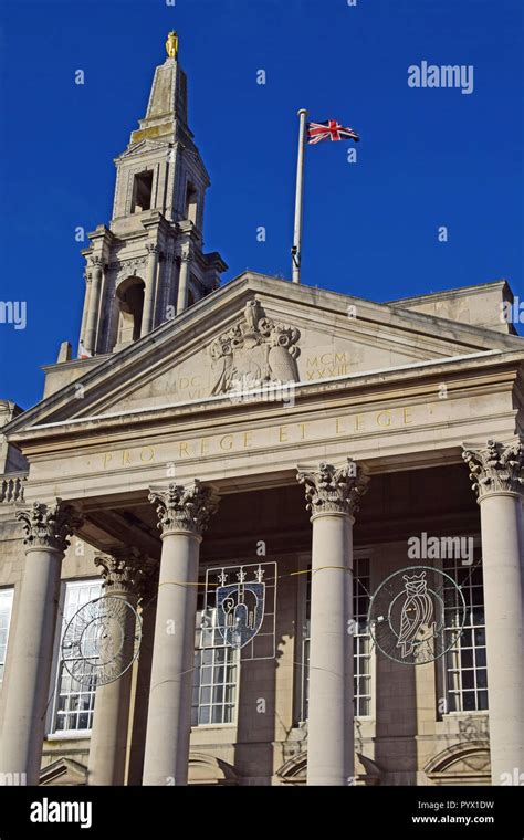 Leeds civic hall, West Yorkshire Stock Photo - Alamy