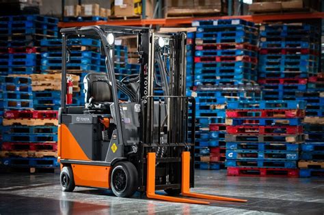 Electric Forklift Advantages | Southeast Industrial Equipment Inc.