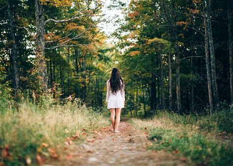 «A Beautiful Young Woman Walks Alone In A Dark Woods» del colaborador de Stocksy «HOWL» - Stocksy