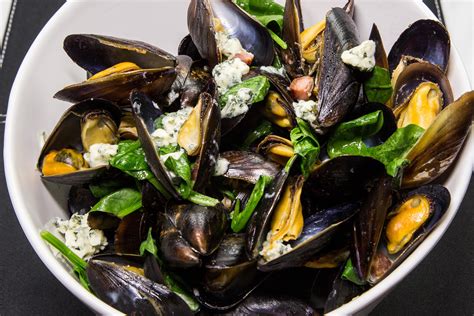 PEI Mussels with Bacon, Blue Cheese & Spinach - PEI Mussels - Mussel Recipes