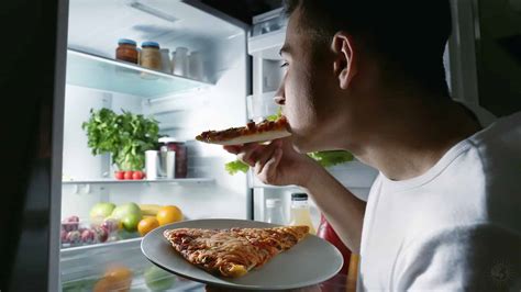 20 Signs Reveal That Someone Has Night Eating Syndrome