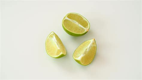 Lime Slice on Water · Free Stock Photo