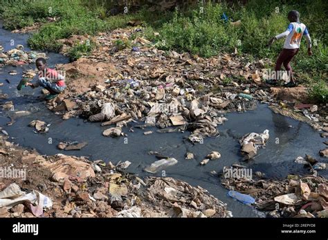 KENYA, Nairobi, Kibera slum, sewage / KENIA, Nairobi, Slum Kibera, Abwasser Stock Photo - Alamy