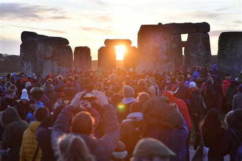 Winter solstice: Thousands descend on Stonehenge for stunning sunrise ...