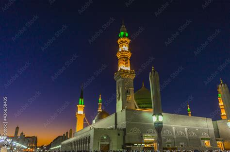 Mind-blowing awesome shots of Masjid al Nabawi along with green dome ...