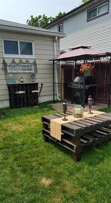 Pallet Outdoor Bar with Table | Pallet Ideas