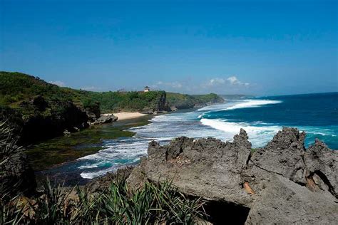 travel tour one day trip: Pantai Sundak Gunungkidul, Sunrise dan Pesona Alami yang Mengagumkan