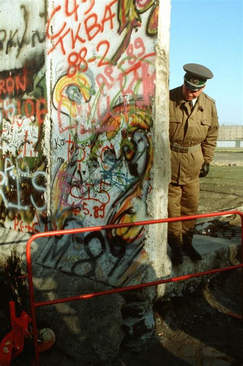 Marking the 30th Anniversary of the Berlin Wall's Fall | National Archives