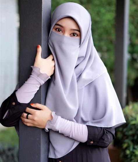 Gambar mungkin berisi: 1 orang | Wanita, Gaya hijab, Hijab