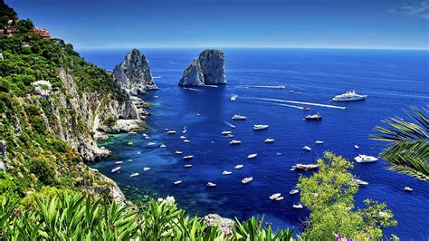 HD Wallpaper of Capri: Serene Horizon and Azure Seas