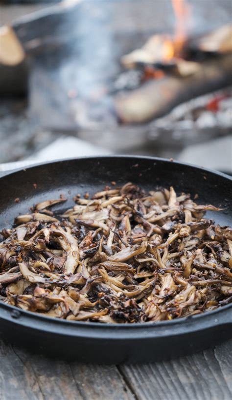 Crispy Roasted Hen Of The Woods Mushrooms (Extra Garlicky and Spicy) - Molé in the Wall