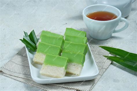 Kue talam pandan (Kuih talam) ou Kuih Seri Muka, gâteau sucré traditionnel malais Nyonya ...