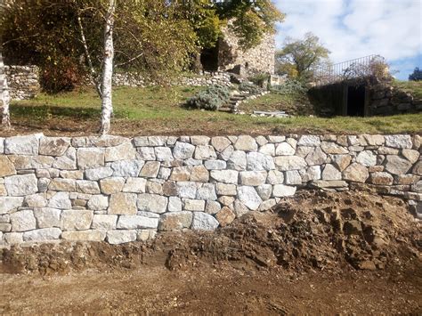 Fuveau mur de soutènement en pierre sèche • De Pierres et de Bois