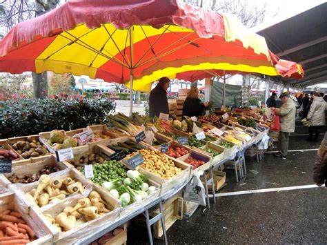 French Farmers Market (Agen, South West) | Farmers market, Paris eats, Outdoor food