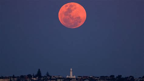 Last supermoon of 2023 rises tonight. Don't miss the Harvest Moon shine with 3 bright planets ...