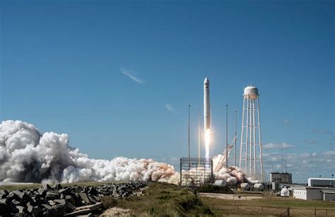 NASA Hails Private Cygnus Spacecraft's 'Picture Perfect' 1st Launch to Station | Space