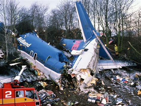 Crash of a Boeing 737-4Y0 in East Midlands: 47 killed | Bureau of Aircraft Accidents Archives