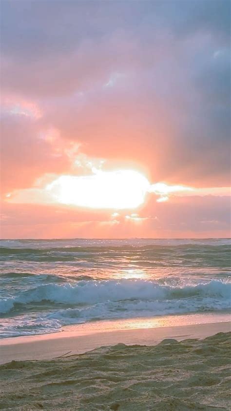 Kauai sunrise on a tropical beach in Hawaii : An immersive guide by lovelettersandmixtapes