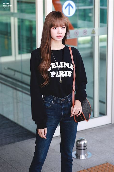 BLACKPINK's Lisa Looks Flawless At The Airport In Chic Outfit And Long, Flowy Hair - Koreaboo