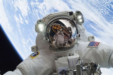 Nasa announces astronauts chosen for Boeing, SpaceX Iss flights ...