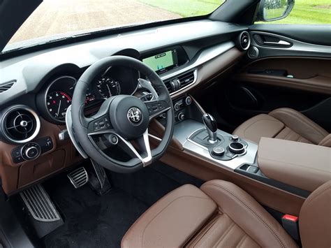 Alfa Romeo Stelvio (interior) - 6SpeedOnline