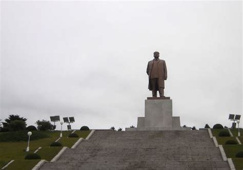 Statue Kim Il-sung - Kaesŏng - TracesOfWar.com