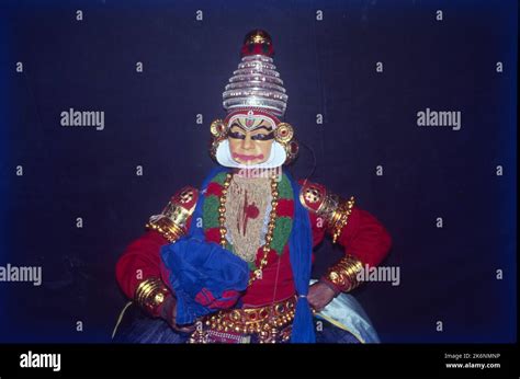 Fully decorated kathakali dancer hi-res stock photography and images - Alamy