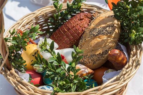 Holy Saturday Traditions: From Blessing Baskets To Easter Fires - Reitanforb