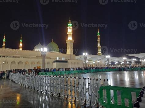 Beautiful view of Masjid al-Nabawi, Medina, Saudi Arabia in night-lights. 17101327 Stock Photo ...