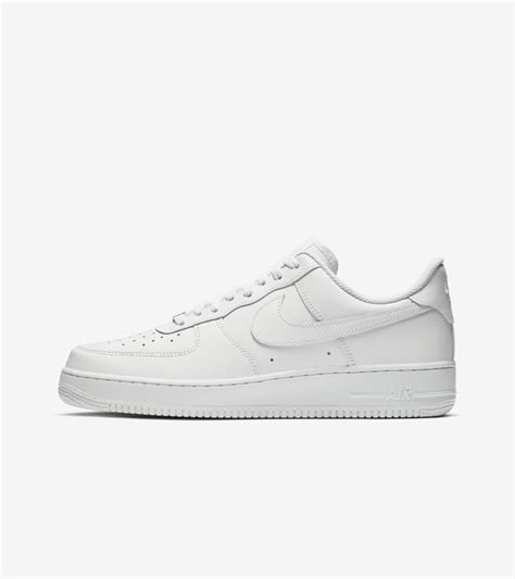 Nike Air Force 1 Low 'Triple White'. Nike SNKRS